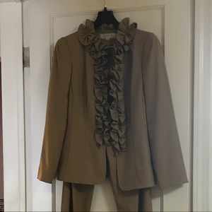 ❤️ Tahari camel ruffle suit size 8 ❤️